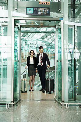 포토 JPG 전신 응시 여자 남자 비즈니스 실내 서기 20대 성인 두명 앞모습 30대 캐리어 한국인 비즈니스맨 비즈니스우먼 공항 승차 엘리베이터 출장 인천국제공항 성인만 국내포토 시선 뷰포인트 교통시설 모션 사람 동양인 청년 내부 장년 여행가방 직장인 인천 파일형식