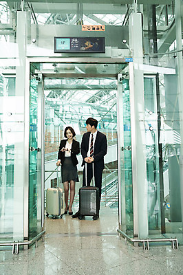 포토 JPG 전신 여자 남자 비즈니스 실내 서기 20대 성인 두명 앞모습 30대 캐리어 한국인 비즈니스맨 비즈니스우먼 공항 승차 엘리베이터 출장 시계보기 인천국제공항 성인만 국내포토 뷰포인트 교통시설 모션 사람 동양인 청년 내부 장년 여행가방 직장인 인천 파일형식