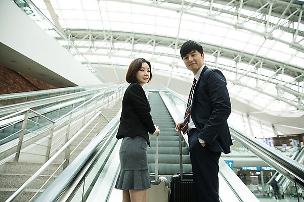 포토 JPG 여자 남자 비즈니스 실내 서기 미소 상반신 20대 성인 두명 앞모습 30대 캐리어 한국인 직장인 비즈니스맨 비즈니스우먼 뒤돌아보기 공항 승차 출장 주머니손 오르기 에스컬레이터 인천국제공항 성인만 국내포토 직업 뷰포인트 교통시설 모션 표정 사람 동양인 청년 내부 장년 여행가방 인천 파일형식