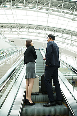 포토 JPG 전신 여자 남자 비즈니스 실내 서기 20대 성인 두명 뒷모습 30대 캐리어 한국인 직장인 비즈니스맨 비즈니스우먼 공항 승차 출장 오르기 에스컬레이터 인천국제공항 성인만 국내포토 직업 뷰포인트 교통시설 모션 사람 동양인 청년 내부 장년 여행가방 인천 파일형식