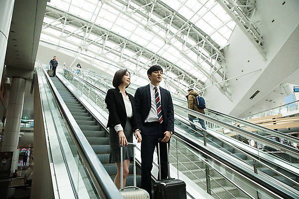 포토 JPG 전신 응시 여자 남자 비즈니스 실내 서기 20대 성인 두명 앞모습 30대 캐리어 한국인 직장인 비즈니스맨 비즈니스우먼 공항 승차 출장 에스컬레이터 인천국제공항 성인만 국내포토 직업 시선 뷰포인트 교통시설 모션 사람 동양인 청년 내부 장년 여행가방 인천 파일형식