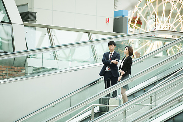 포토 JPG 전신 여자 남자 비즈니스 실내 대화 서기 20대 성인 두명 앞모습 30대 팔짱 캐리어 한국인 직장인 비즈니스맨 비즈니스우먼 공항 승차 출장 에스컬레이터 멀리보기 인천국제공항 성인만 국내포토 직업 뷰포인트 교통시설 모션 말하기 사람 동양인 청년 내부 장년 여행가방 인천 파일형식