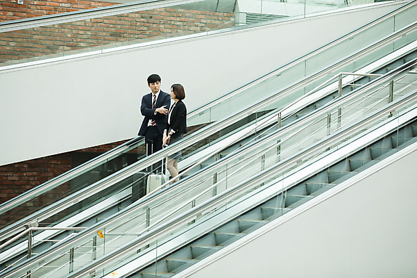 포토 JPG 전신 응시 여자 남자 비즈니스 실내 서기 20대 성인 두명 앞모습 30대 팔짱 캐리어 한국인 직장인 비즈니스맨 비즈니스우먼 공항 승차 출장 에스컬레이터 인천국제공항 성인만 국내포토 직업 시선 뷰포인트 교통시설 모션 사람 동양인 청년 내부 장년 여행가방 인천 파일형식