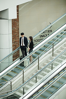 포토 JPG 전신 응시 여자 남자 비즈니스 실내 서기 20대 성인 두명 옆모습 30대 한국인 직장인 비즈니스맨 비즈니스우먼 공항 승차 출장 주머니손 에스컬레이터 인천국제공항 성인만 국내포토 직업 시선 뷰포인트 교통시설 모션 사람 동양인 청년 내부 장년 인천 파일형식