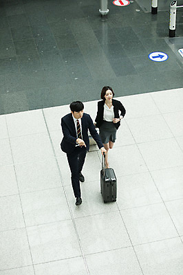 포토 JPG 전신 여자 남자 비즈니스 손가락 실내 서기 20대 성인 두명 앞모습 30대 걷기 캐리어 한국인 가리킴 비즈니스맨 비즈니스우먼 공항 출장 인천국제공항 성인만 국내포토 손 뷰포인트 교통시설 모션 사람 동양인 손짓 청년 내부 장년 여행가방 직장인 인천 파일형식