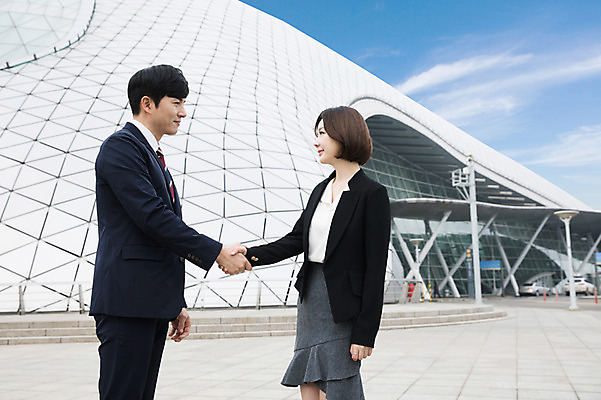 포토 JPG 구름 응시 여자 남자 비즈니스 하늘 악수 서기 미소 상반신 20대 성인 야외 두명 옆모습 30대 마주보기 한국인 비즈니스맨 비즈니스우먼 공항 출장 인천국제공항 성인만 국내포토 자연요소 시선 뷰포인트 교통시설 모션 표정 사람 동양인 손짓 청년 장년 직장인 인천 파일형식