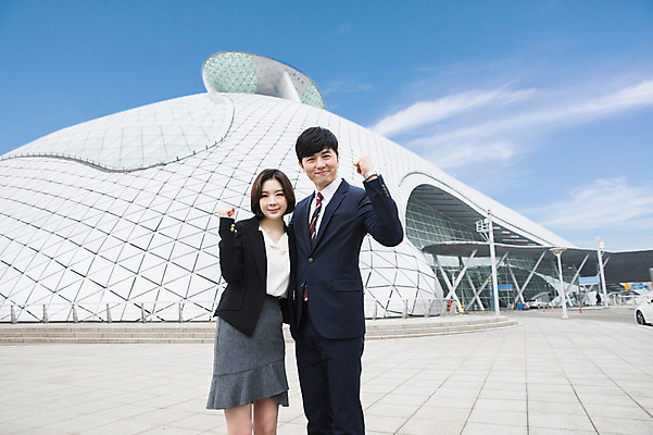 포토 JPG 여자 남자 비즈니스 하늘 어깨동무 서기 미소 상반신 20대 성인 야외 두명 앞모습 30대 파이팅 한국인 비즈니스맨 비즈니스우먼 공항 출장 인천국제공항 성인만 국내포토 뷰포인트 포즈 교통시설 모션 표정 사람 동양인 청년 장년 직장인 인천 파일형식