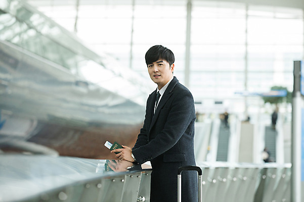 포토 JPG 응시 남자 비즈니스 난간 실내 한명 서기 상반신 성인 옆모습 30대 캐리어 기댐 한국인 직장인 비즈니스맨 공항 출장 여권 인천국제공항 성인남자한명만 국내포토 직업 1 시선 뷰포인트 교통시설 모션 사람 동양인 내부 장년 여행가방 인천 남자한명만 성인남자만 파일형식