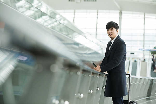 포토 JPG 응시 남자 비즈니스 난간 실내 한명 서기 상반신 성인 옆모습 30대 캐리어 기댐 한국인 직장인 비즈니스맨 공항 출장 여권 인천국제공항 성인남자한명만 국내포토 직업 1 시선 뷰포인트 교통시설 모션 사람 동양인 내부 장년 여행가방 인천 남자한명만 성인남자만 파일형식