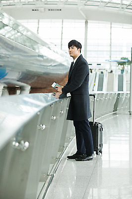 포토 JPG 전신 응시 남자 비즈니스 난간 실내 한명 서기 성인 옆모습 30대 캐리어 기댐 한국인 직장인 비즈니스맨 기다림 공항 출장 여권 인천국제공항 성인남자한명만 국내포토 직업 1 시선 뷰포인트 교통시설 모션 사람 동양인 내부 장년 여행가방 인천 남자한명만 성인남자만 파일형식