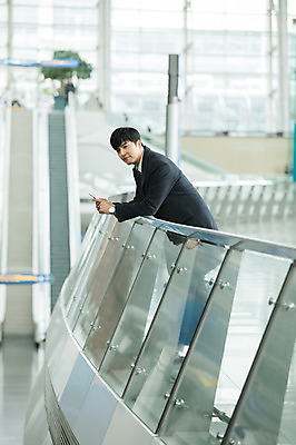 포토 JPG 남자 비즈니스 난간 실내 한명 서기 미소 상반신 성인 옆모습 30대 기댐 한국인 직장인 비즈니스맨 기다림 공항 출장 여권 인천국제공항 성인남자한명만 국내포토 직업 1 뷰포인트 교통시설 모션 표정 사람 동양인 내부 장년 인천 남자한명만 성인남자만 파일형식