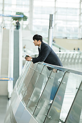 포토 JPG 응시 남자 비즈니스 난간 실내 한명 서기 상반신 성인 옆모습 30대 기댐 한국인 비즈니스맨 공항 출장 여권 인천국제공항 성인남자한명만 국내포토 1 시선 뷰포인트 교통시설 모션 사람 동양인 내부 장년 직장인 인천 남자한명만 성인남자만 파일형식