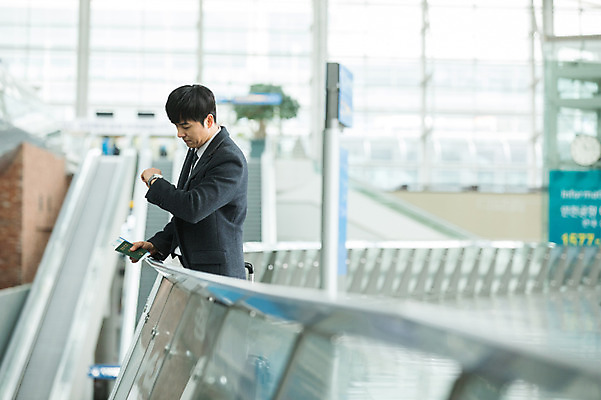 포토 JPG 남자 비즈니스 난간 실내 한명 서기 상반신 성인 옆모습 30대 캐리어 기댐 한국인 비즈니스맨 공항 출장 여권 시계보기 인천국제공항 성인남자한명만 국내포토 1 뷰포인트 교통시설 모션 사람 동양인 내부 장년 여행가방 직장인 인천 남자한명만 성인남자만 파일형식