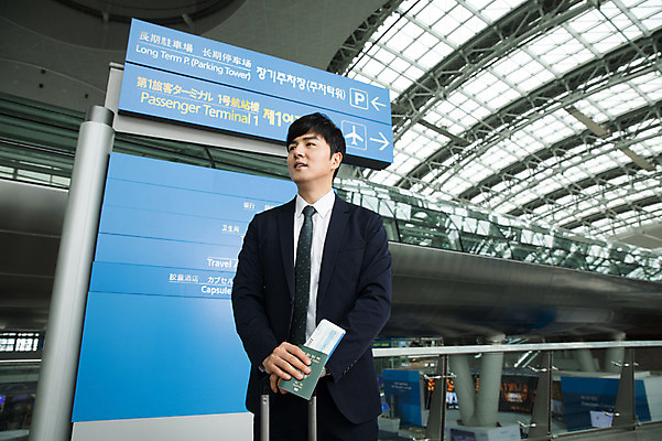 포토 JPG 남자 비즈니스 실내 한명 서기 미소 상반신 성인 앞모습 30대 캐리어 한국인 표지판 비즈니스맨 공항 출장 여권 인천국제공항 성인남자한명만 국내포토 1 뷰포인트 교통시설 모션 알림판 표정 사람 동양인 내부 장년 여행가방 직장인 인천 남자한명만 성인남자만 파일형식 직업 교통 가방 한국 인종 시설 남자만 성인만 잡화 아시아 나라
