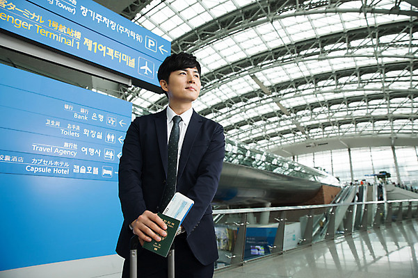 포토 JPG 응시 남자 비즈니스 실내 한명 서기 상반신 성인 앞모습 30대 캐리어 한국인 표지판 비즈니스맨 공항 출장 여권 인천국제공항 성인남자한명만 국내포토 1 시선 뷰포인트 교통시설 모션 알림판 사람 동양인 내부 장년 여행가방 직장인 인천 남자한명만 성인남자만 파일형식