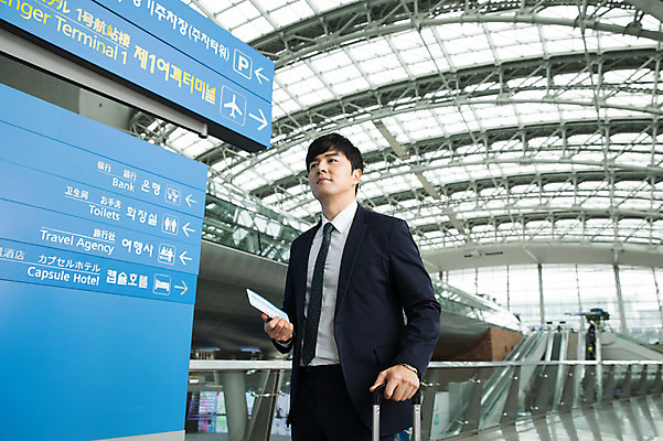포토 JPG 응시 남자 비즈니스 실내 한명 서기 미소 상반신 성인 옆모습 30대 캐리어 한국인 표지판 직장인 비즈니스맨 공항 출장 여권 인천국제공항 성인남자한명만 국내포토 직업 1 시선 뷰포인트 교통시설 모션 알림판 표정 사람 동양인 내부 장년 여행가방 인천 남자한명만 성인남자만 파일형식