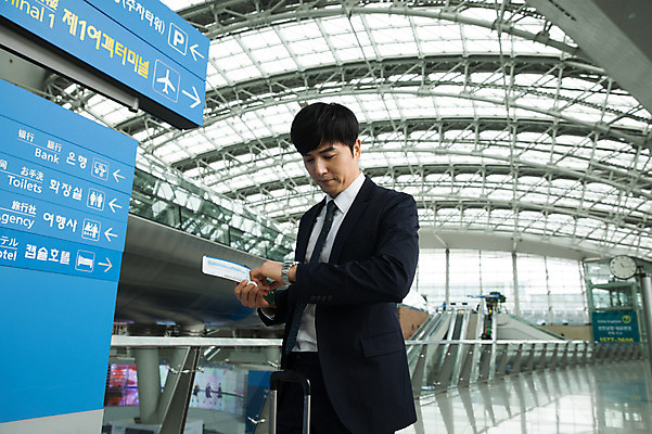 포토 JPG 남자 비즈니스 실내 한명 서기 상반신 성인 옆모습 30대 캐리어 한국인 표지판 직장인 비즈니스맨 공항 항공권 출장 여권 시계보기 인천국제공항 성인남자한명만 국내포토 직업 1 뷰포인트 교통시설 모션 알림판 사람 동양인 내부 장년 여행가방 티켓 인천 남자한명만 성인남자만 파일형식