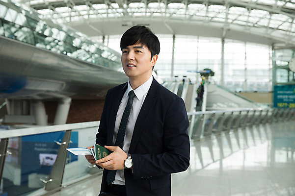 포토 JPG 남자 비즈니스 실내 한명 서기 상반신 성인 옆모습 30대 한국인 잡기 직장인 비즈니스맨 공항 출장 여권 인천국제공항 성인남자한명만 국내포토 직업 1 뷰포인트 교통시설 모션 사람 동양인 내부 장년 인천 남자한명만 성인남자만 파일형식