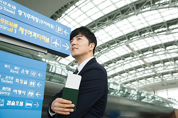 포토 JPG 응시 남자 비즈니스 실내 한명 서기 상반신 성인 옆모습 30대 팔짱 한국인 표지판 직장인 비즈니스맨 공항 출장 여권 인천국제공항 성인남자한명만 국내포토 직업 1 시선 뷰포인트 교통시설 모션 알림판 사람 동양인 내부 장년 인천 남자한명만 성인남자만 파일형식