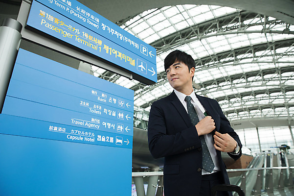 포토 JPG 남자 비즈니스 실내 한명 서기 미소 상반신 성인 앞모습 30대 한국인 직장인 비즈니스맨 공항 주머니 출장 여권 넣기 안내보드 인천국제공항 성인남자한명만 국내포토 직업 1 뷰포인트 교통시설 모션 표정 사람 동양인 내부 장년 인천 남자한명만 성인남자만 파일형식