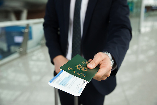 포토 JPG 손 남자 비즈니스 실내 한명 서기 상반신 성인 앞모습 신체부위 30대 캐리어 한국인 비즈니스맨 공항 출장 주기 여권 인천국제공항 성인남자한명만 국내포토 1 뷰포인트 교통시설 모션 사람 동양인 내부 장년 여행가방 직장인 인천 남자한명만 성인남자만 파일형식