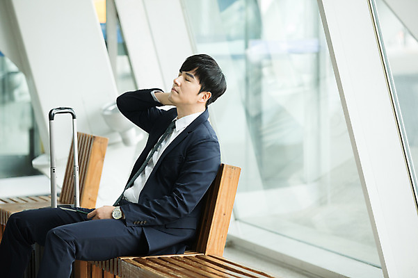 포토 JPG 남자 의자 비즈니스 실내 피곤 한명 앉기 상반신 성인 옆모습 30대 캐리어 눈감음 한국인 직장인 비즈니스맨 기다림 공항 창가 출장 여권 뒷목 인천국제공항 성인남자한명만 국내포토 직업 1 뷰포인트 가구 컨셉 창문 교통시설 모션 사람 동양인 내부 장년 여행가방 목 인천 남자한명만 성인남자만 파일형식