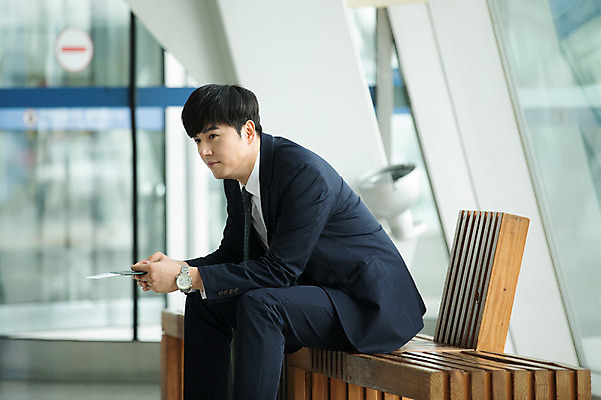 포토 JPG 응시 남자 의자 비즈니스 실내 한명 앉기 상반신 성인 옆모습 30대 한국인 직장인 비즈니스맨 기다림 공항 창가 출장 여권 인천국제공항 성인남자한명만 국내포토 직업 1 시선 뷰포인트 가구 창문 교통시설 모션 사람 동양인 내부 장년 인천 남자한명만 성인남자만 파일형식