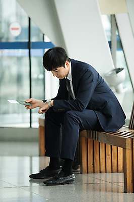 포토 JPG 전신 남자 의자 비즈니스 실내 고개숙이기 한명 앉기 성인 옆모습 30대 한국인 직장인 비즈니스맨 기다림 공항 손목시계 출장 여권 시계보기 인천국제공항 성인남자한명만 국내포토 직업 1 뷰포인트 시계 가구 장신구 교통시설 모션 숙이기 사람 동양인 내부 장년 인천 남자한명만 성인남자만 파일형식
