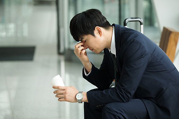 포토 JPG 남자 커피 의자 비즈니스 실내 피곤 한명 앉기 상반신 성인 옆모습 30대 눈감음 한국인 직장인 비즈니스맨 기다림 공항 출장 미간 인천국제공항 성인남자한명만 국내포토 직업 1 음료 뷰포인트 가구 컨셉 교통시설 모션 사람 동양인 내부 장년 인천 남자한명만 성인남자만 파일형식