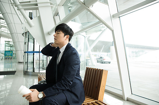 포토 JPG 남자 커피 의자 비즈니스 실내 피곤 한명 앉기 상반신 성인 옆모습 30대 손들기 눈감음 한국인 직장인 비즈니스맨 기다림 공항 창가 출장 뒷목 인천국제공항 성인남자한명만 국내포토 직업 1 음료 뷰포인트 가구 컨셉 창문 교통시설 모션 사람 동양인 내부 장년 목 인천 남자한명만 성인남자만 파일형식