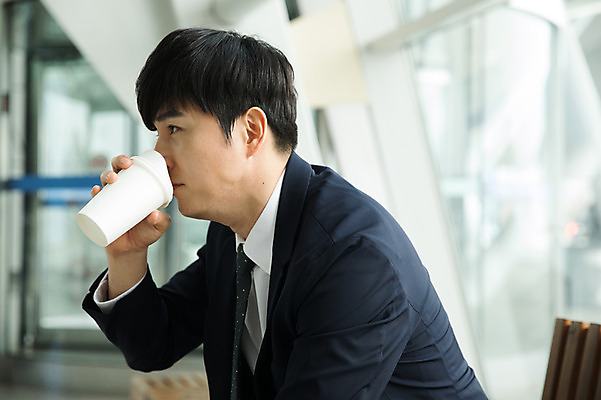 포토 JPG 응시 남자 커피 의자 비즈니스 창문 실내 한명 앉기 상반신 성인 옆모습 30대 한국인 마시기 직장인 비즈니스맨 기다림 공항 출장 인천국제공항 성인남자한명만 국내포토 직업 1 시선 음료 뷰포인트 가구 교통시설 모션 사람 동양인 내부 장년 인천 남자한명만 성인남자만 파일형식