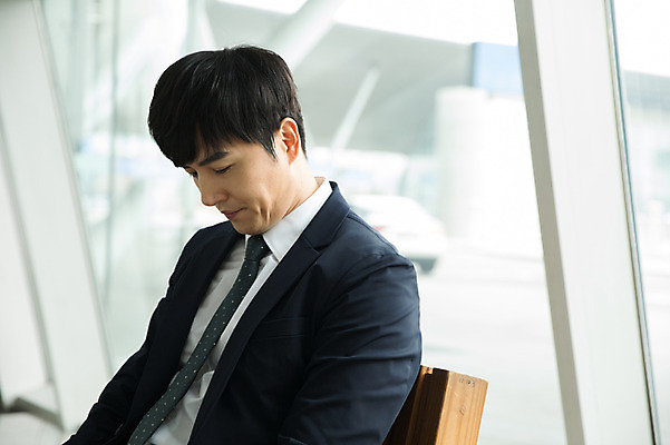 포토 JPG 남자 의자 비즈니스 창문 실내 피곤 한명 앉기 상반신 성인 옆모습 30대 눈감음 한국인 비즈니스맨 기다림 공항 출장 인천국제공항 성인남자한명만 국내포토 1 뷰포인트 가구 컨셉 교통시설 모션 사람 동양인 내부 장년 직장인 인천 남자한명만 성인남자만 파일형식