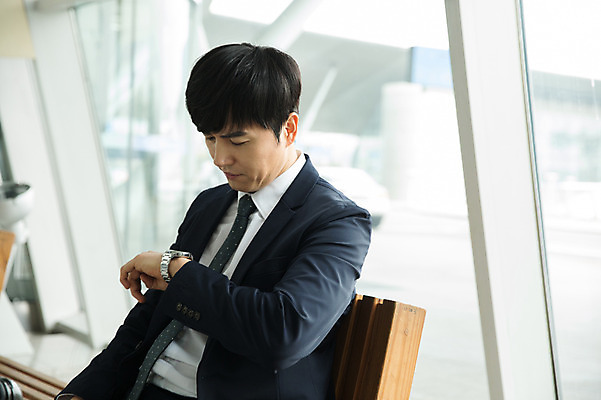 포토 JPG 응시 남자 의자 비즈니스 실내 한명 앉기 상반신 성인 옆모습 30대 한국인 짜증 비즈니스맨 기다림 공항 손목시계 출장 시계보기 인천국제공항 성인남자한명만 국내포토 1 시선 감정 뷰포인트 시계 가구 장신구 교통시설 모션 사람 동양인 내부 장년 직장인 인천 남자한명만 성인남자만 파일형식