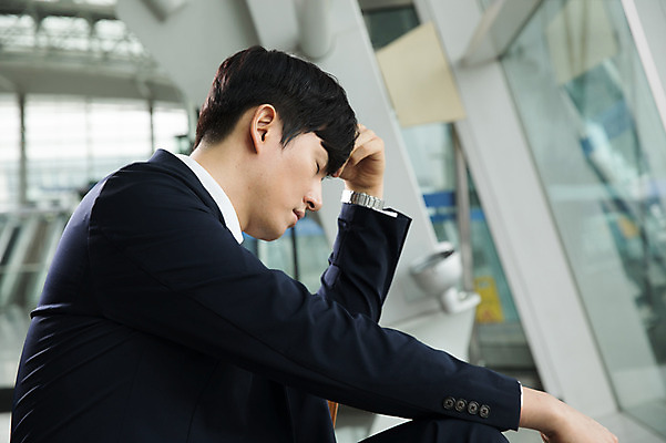 포토 JPG 남자 의자 비즈니스 실내 피곤 한명 서기 상반신 성인 옆모습 30대 눈감음 한국인 비즈니스맨 기다림 공항 출장 인천국제공항 성인남자한명만 국내포토 1 뷰포인트 가구 컨셉 교통시설 모션 사람 동양인 내부 장년 직장인 인천 남자한명만 성인남자만 파일형식