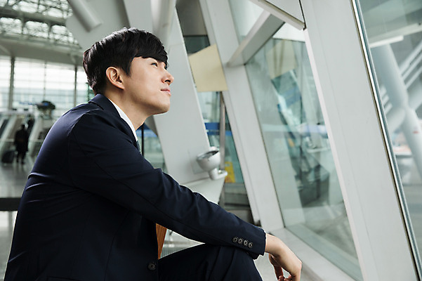 포토 JPG 응시 남자 의자 비즈니스 실내 한명 서기 상반신 성인 옆모습 30대 한국인 비즈니스맨 기다림 공항 출장 인천국제공항 성인남자한명만 국내포토 1 시선 뷰포인트 가구 교통시설 모션 사람 동양인 내부 장년 직장인 인천 남자한명만 성인남자만 파일형식 직업 생활용품 교통 한국 인종 시설 남자만 성인만 아시아 오브젝트 나라