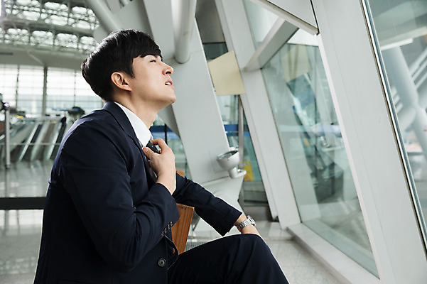 포토 JPG 남자 의자 비즈니스 실내 피곤 한명 서기 상반신 성인 옆모습 30대 한국인 짜증 비즈니스맨 기다림 공항 출장 인천국제공항 성인남자한명만 국내포토 1 감정 뷰포인트 가구 컨셉 교통시설 모션 사람 동양인 내부 장년 직장인 인천 남자한명만 성인남자만 파일형식