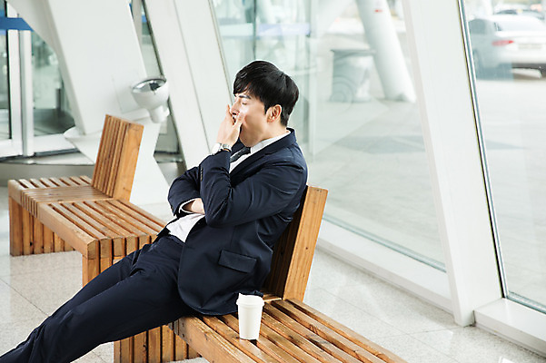 포토 JPG 남자 커피 의자 비즈니스 실내 한명 앉기 상반신 성인 옆모습 30대 한국인 비즈니스맨 기다림 공항 출장 하품 인천국제공항 성인남자한명만 국내포토 1 음료 뷰포인트 가구 교통시설 모션 사람 동양인 내부 장년 직장인 인천 생리현상 남자한명만 성인남자만 파일형식