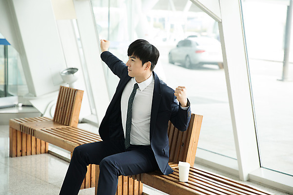포토 JPG 남자 커피 의자 비즈니스 팔벌리기 실내 한명 앉기 상반신 성인 옆모습 30대 한국인 비즈니스맨 기다림 공항 출장 인천국제공항 성인남자한명만 국내포토 1 음료 뷰포인트 가구 교통시설 모션 사람 동양인 내부 장년 직장인 인천 남자한명만 성인남자만 파일형식 직업 생활용품 교통 한국 인종 시설 남자만 성인만 아시아 오브젝트 나라