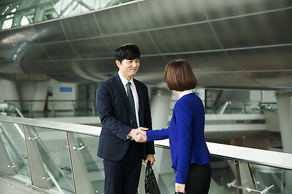 포토 JPG 여자 남자 가방 비즈니스 악수 실내 서기 미소 상반신 20대 성인 두명 앞모습 뒷모습 30대 마주보기 한국인 비즈니스맨 비즈니스우먼 공항 출장 인천국제공항 성인만 국내포토 잡화 뷰포인트 교통시설 모션 표정 사람 동양인 손짓 청년 내부 장년 직장인 인천 파일형식