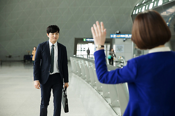 포토 JPG 여자 남자 가방 비즈니스 실내 미소 상반신 20대 성인 두명 앞모습 뒷모습 30대 손들기 걷기 한국인 인사 비즈니스맨 비즈니스우먼 공항 출장 인천국제공항 성인만 국내포토 잡화 뷰포인트 교통시설 모션 표정 사람 동양인 청년 내부 장년 예절 직장인 인천 파일형식