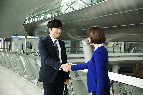 포토 JPG 여자 남자 가방 비즈니스 악수 실내 미소 상반신 20대 성인 두명 앞모습 뒷모습 30대 마주보기 한국인 비즈니스맨 비즈니스우먼 공항 출장 인천국제공항 성인만 국내포토 잡화 뷰포인트 교통시설 모션 표정 사람 동양인 손짓 청년 내부 장년 직장인 인천 파일형식