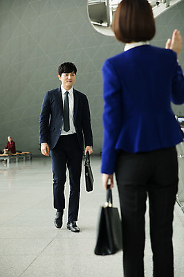 포토 JPG 전신 여자 남자 가방 비즈니스 실내 상반신 20대 성인 두명 앞모습 뒷모습 30대 손들기 걷기 한국인 인사 비즈니스맨 비즈니스우먼 공항 출장 인천국제공항 성인만 국내포토 잡화 뷰포인트 교통시설 모션 사람 동양인 청년 내부 장년 예절 직장인 인천 파일형식
