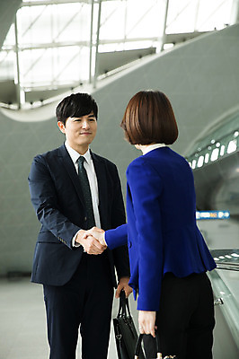 포토 JPG 여자 남자 가방 비즈니스 악수 실내 미소 상반신 20대 성인 두명 앞모습 뒷모습 30대 마주보기 한국인 비즈니스맨 비즈니스우먼 공항 출장 인천국제공항 성인만 국내포토 잡화 뷰포인트 교통시설 모션 표정 사람 동양인 손짓 청년 내부 장년 직장인 인천 파일형식