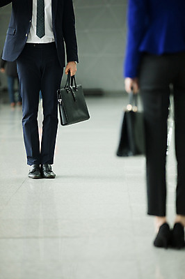 포토 JPG 여자 남자 가방 비즈니스 실내 20대 성인 두명 앞모습 30대 걷기 한국인 하반신 다리 직장인 비즈니스맨 비즈니스우먼 공항 출장 인천국제공항 성인만 국내포토 직업 잡화 뷰포인트 교통시설 모션 사람 동양인 청년 내부 신체부위 장년 인천 파일형식