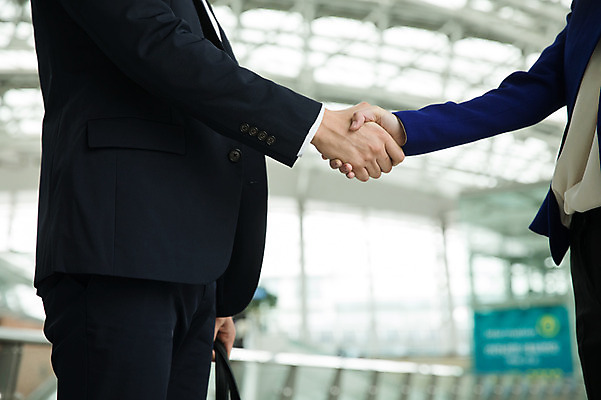 포토 JPG 손 여자 남자 가방 비즈니스 실내 서기 상반신 20대 성인 두명 옆모습 신체부위 30대 한국인 비즈니스맨 비즈니스우먼 공항 출장 인천국제공항 성인만 국내포토 잡화 뷰포인트 교통시설 모션 사람 동양인 청년 내부 장년 직장인 인천 파일형식