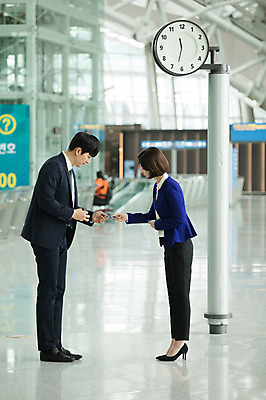 포토 JPG 전신 여자 남자 시계 비즈니스 명함 실내 서기 20대 성인 두명 옆모습 30대 마주보기 거래 한국인 비즈니스맨 비즈니스우먼 공항 출장 주기 인천국제공항 성인만 국내포토 뷰포인트 교통시설 모션 사람 동양인 청년 내부 장년 직장인 인천 파일형식