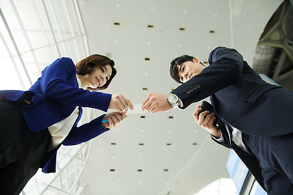 포토 JPG 여자 남자 로우앵글 시계 비즈니스 명함 실내 서기 상반신 20대 성인 두명 앞모습 30대 마주보기 거래 한국인 직장인 비즈니스맨 비즈니스우먼 지갑 공항 출장 인천국제공항 성인만 국내포토 직업 뷰포인트 교통시설 모션 사람 동양인 청년 내부 장년 인천 파일형식