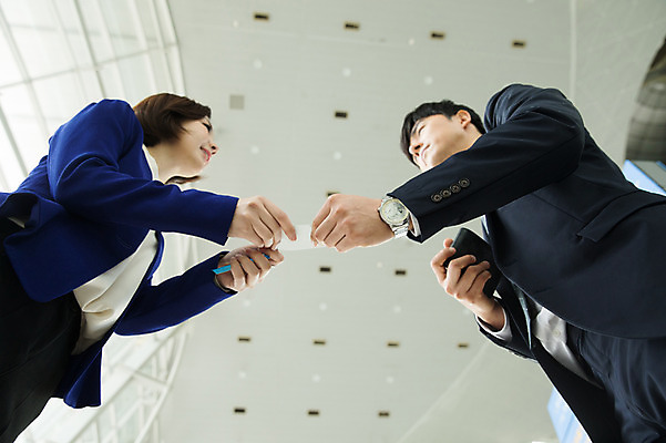 포토 JPG 여자 남자 로우앵글 비즈니스 명함 실내 서기 상반신 20대 성인 두명 옆모습 30대 마주보기 거래 한국인 직장인 비즈니스맨 비즈니스우먼 공항 출장 인천국제공항 성인만 국내포토 직업 뷰포인트 교통시설 모션 사람 동양인 청년 내부 장년 인천 파일형식