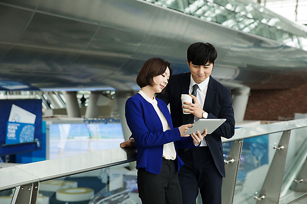 포토 JPG 응시 여자 남자 커피 비즈니스 실내 서기 상반신 20대 성인 두명 앞모습 30대 태블릿 한국인 가리킴 직장인 비즈니스맨 비즈니스우먼 공항 출장 인천국제공항 성인만 국내포토 직업 시선 음료 뷰포인트 교통시설 모션 사람 동양인 손짓 청년 내부 장년 전자제품 스마트기기 인천 파일형식