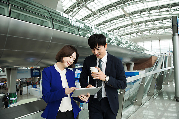 포토 JPG 응시 여자 남자 커피 비즈니스 실내 서기 미소 상반신 20대 성인 두명 앞모습 30대 태블릿 한국인 비즈니스맨 비즈니스우먼 공항 출장 인천국제공항 성인만 국내포토 시선 음료 뷰포인트 교통시설 모션 표정 사람 동양인 청년 내부 장년 전자제품 스마트기기 직장인 인천 파일형식